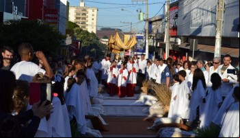 corpus-christi-em-ibitinga-reuniu-turistas-e-fieis