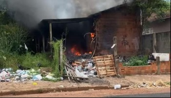 bombeiros-sao-acionados-para-conter-incendio-em-casa-no-centro