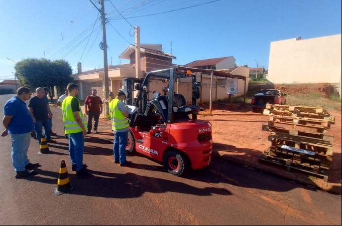 Curso de empilhadeira capacita e melhora efici